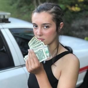 Meet your Posher, Hollie